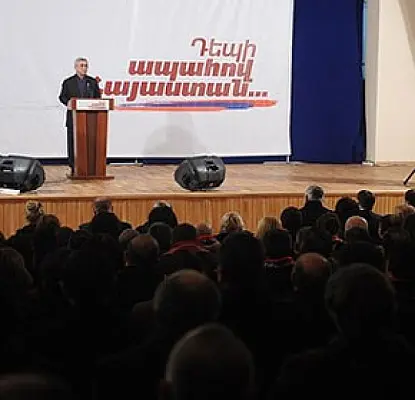 После встречи с Сержем Саргсяном людей закрыли в доме культуры