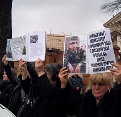 «Խոպանչի դիտորդները գրպանները լցրեցին». զոհված զինվորների մայրերը՝ նախագահականի մոտ (ՏԵՍԱՆՅՈՒԹ)