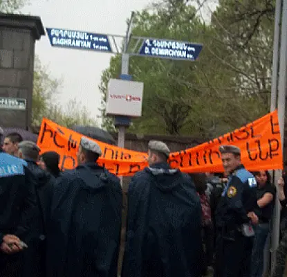 Армянские власти хотят изолировать активистов в течение нескольких часов