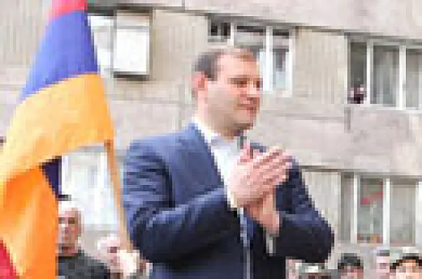 Տարոն Մարգարյանի հետ հանդիպման ժամանակ բնակիչներին ստիպել են ծափահարել