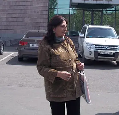 «Փամբուկյանն էլ հրաժարվեց». Խաբված կինը «ռեկետյոր թիմից» պահանջում է վերադարձնել տները