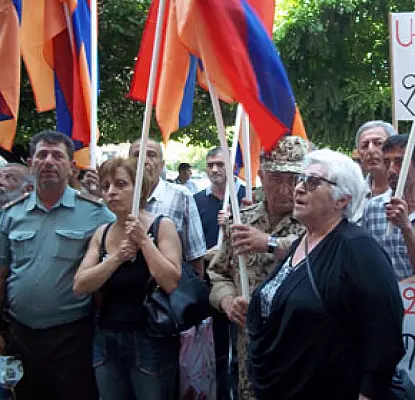 «Վարչապետով, պրեզիդենտով ուտում եք մեր արյունը». զայրացած ազատամարտիկները բողոքում են (ՎԻԴԵՈ)