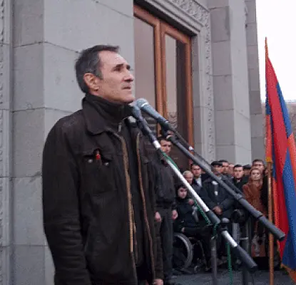 На днях попавшего в ДТП армянского актера могут перевести из реанимации в палату