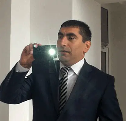 Սուրիկ Խաչատրյանը դատարան եկավ. նրա թիկնապահները օպերատորների դերում էին (ՏԵՍԱՆՅՈՒԹ)