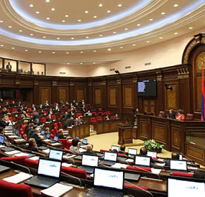 «Կոճակ սեղմող» պատգամավորի աշխատավարձը չպետք է բարձրացվի. Փոստանջյան