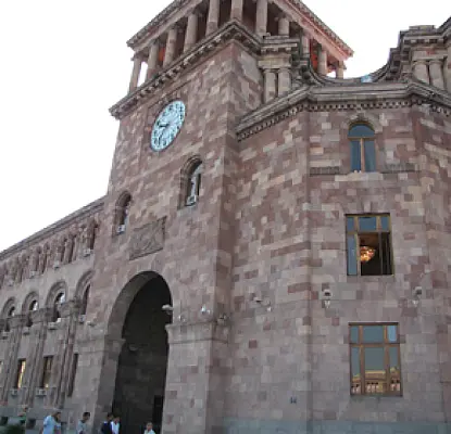 Armenia's Minister of Transport Speaks to Protesting Yerevan Traders