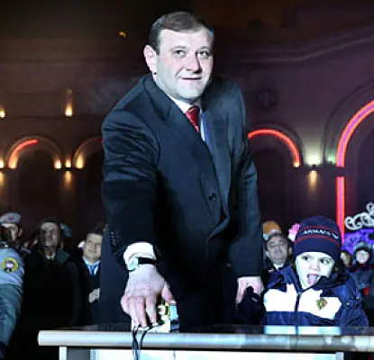 «Տարոն, թալանչի»` տոնածառի լույսերը վառելիս. ակտիվիստները բերման ենթարկվեցին