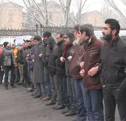 Police Forcefully Detained Protestors Outside Parliament (VIDEO)