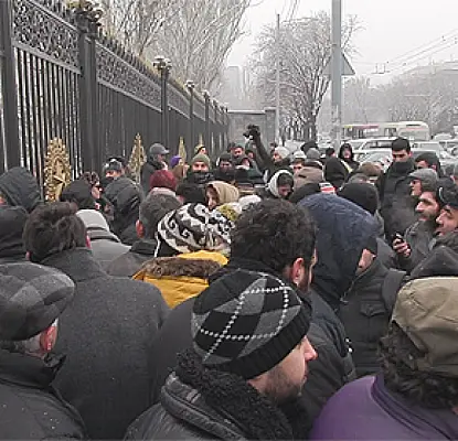 Протестующие против армяно-российской сделки освистали депутатов - акция