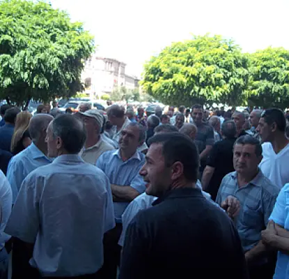 Armenian PM Promises Protesting Nairit Workers 1 Month's Pay