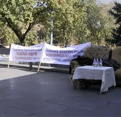 Indefinite Sit-in In Front of Presidential Palace, Protesting Parents Demand a Fair Trial