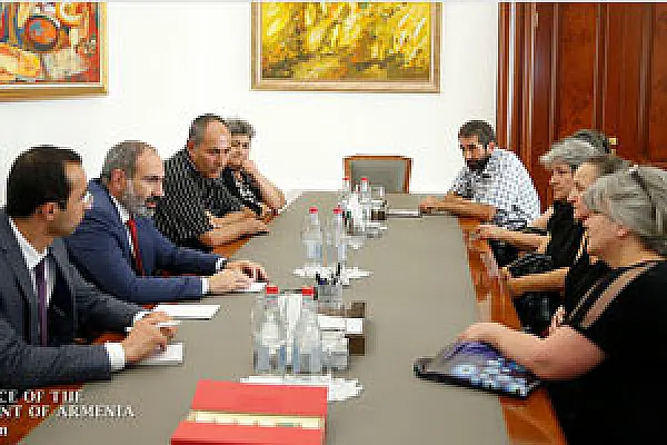Վարչապետի հետ հանդիպումից հետո զոհված զինվորների ծնողները սպասում են փոփոխությունների