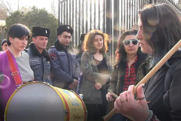8 марта в Ереване посвятили девочке, вставшей на защиту матери