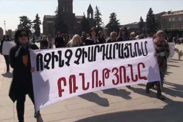 Օջախում կանայք են սպանվում․ երթ Գյումրիում