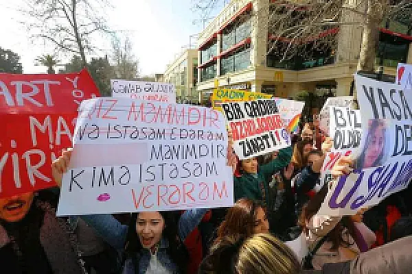 Девушка пыталась покончить с собой после критики за плакат на акции феминисток в Баку