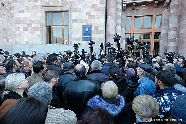 Անհետ կորածների ծնողներ․ էրեխեքին գտեք, նոր աթոռի կռիվ արեք, արա՛