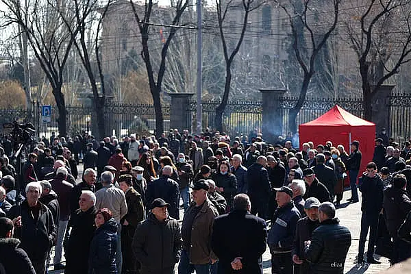 Делегация «спасающих родину» проводит встречу с президентом Арменом Саргсяном
