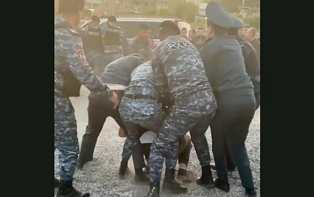 Из-за самостроя ереванские полицейские избили мужчину на глазах у его запуганных детей - адвокат