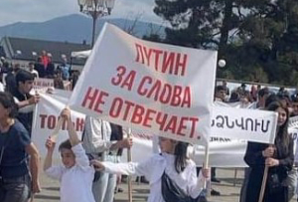 Митинг в Степанакерте: Дворцовые интриги и московская наглость