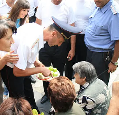 Yerevan Street Vendors Advise Authorities to Emigrate