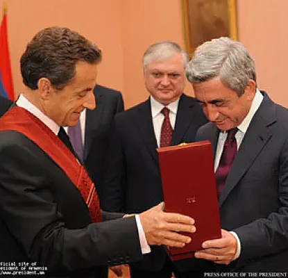 Ֆրանսիայի նախագահն ու պաշտոնյաները շքանշանների ու մեդալների արժանացան Հայաստանում