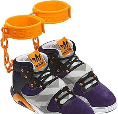 Adidas-ի ձեռնաշղթաներով նոր կոշիկները ռասի՞զմ են քարոզում