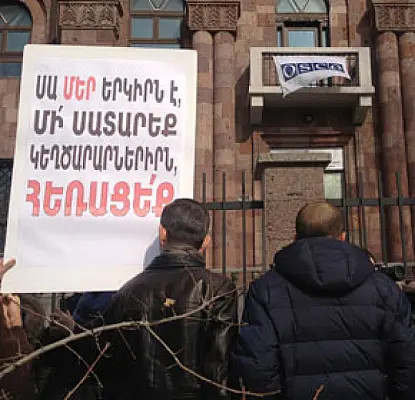 «No comment». Երևանում ԵԱՀԿ-ի դիտորդներին կոչ են արել չլեգիտիմացնել վարչախումբը (ՖՈՏՈ)