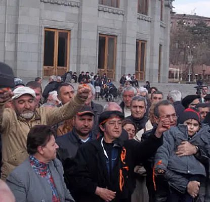 Полицейские запрещают оппозиции разбить палатку в центре Еревана