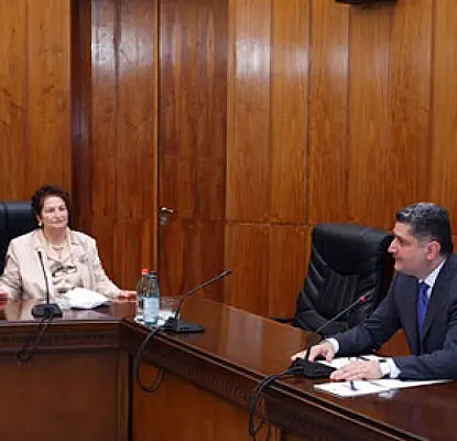 Գագիկ Ծառուկյանի մայրը վարչապետի հետ քննարկել է մեղվաբուծության խնդիրները