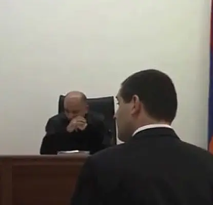 На заседании по делу об инциденте в армии следователь не ответил на вопросы защиты 