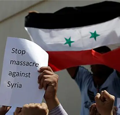 Сирийские демонстранты пытались поджечь памятник отцу президента