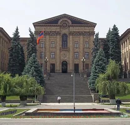 ԱԺ-ում մտադիր են հավատարմագրել միայն 5 տարվա փորձ ունեցող լրագրողներին․ «Հրապարակ»