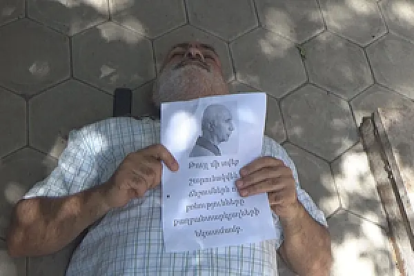 Акция против смотрителей зоны и общака в тюрьмах прошла перед офисом Омбудсмена Армении