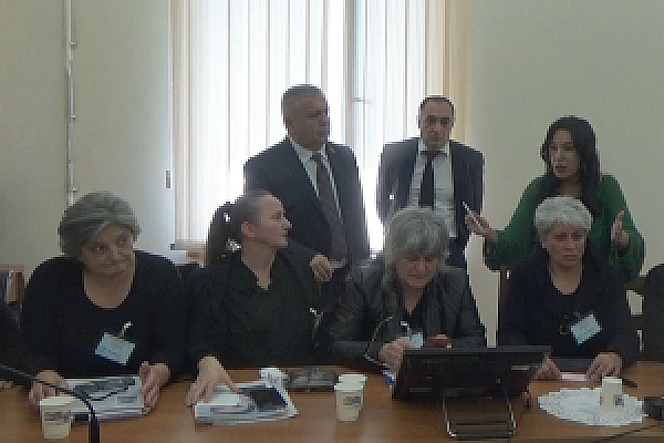 «Մեղավորներին թողած, ասում եմ՝ պետք է դատեն քննիչներին»․ Սևազգեստ մայրերը՝ ԱԺ֊ում