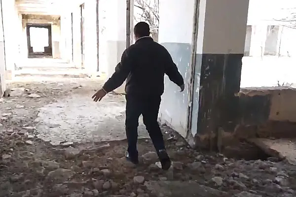 Փախստականաբնակ Տորոնիկի ավերակ դպրոցը