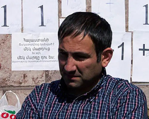 «Արյունոտ ձեռքերդ հեռու Նիկոլից…». Կառավարության շենքի առջև բողոքում էին