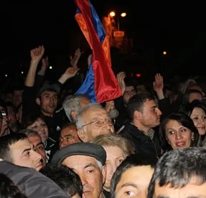 Разрастание митинга оппозиции в Ереване предотвратила полиция 