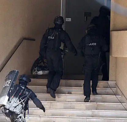 Police Free Girl Held Hostage by Father in Sydney Bomb Scare (PHOTOS)