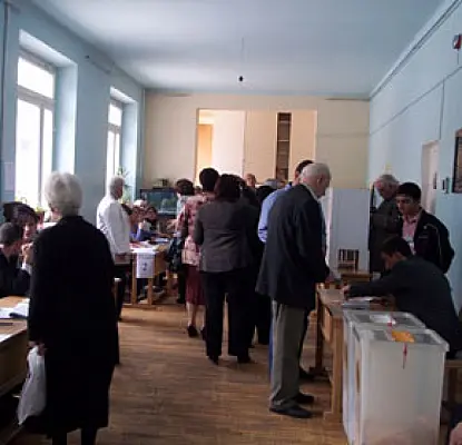 «ՀԱԿ-ի օգտին քվեարկած» 3 ծրարով երիտասարդին հենց ՀԱԿ-ն է «բռնել». iLur.am