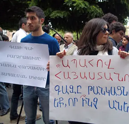 ՖՈՏՈ. Երևանում գազի գնի թանկացման դեմ ակցիա ու երթ անցկացրեցին