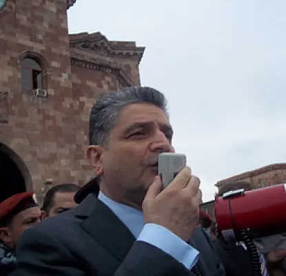 «Դ!եմ եմ»-ը Տիգրան Սարգսյանին ճանապարհեց «սրիկա, սրիկա» վանկարկումներով (ՏԵՍԱՆՅՈՒԹ)