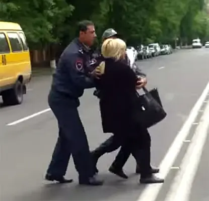 Армянский суд не возобновил дело против полицейских, применивших силу к матерям погибших солдат