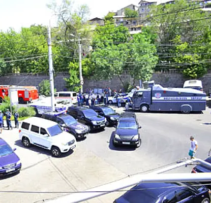 В Ереване взяли в заложники полицейских