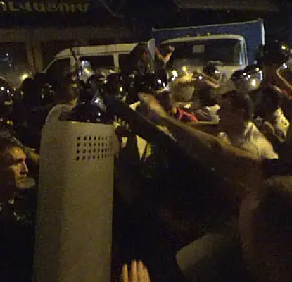 Видео. Полиция применила специальные средства против протестующих