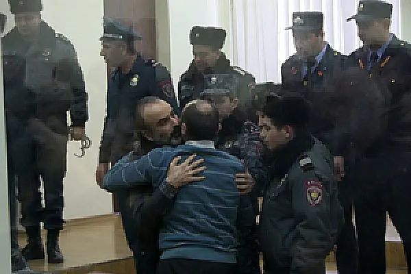 «Мне, что, есть за одним столом с Сержем?». Боевые товарищи встретились в ереванском суде