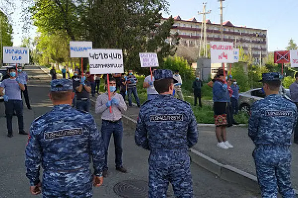 «Մի երդվի՛ր, չենք հավատում»․ օլիգարխը գլխավորեց Ղարաբաղը