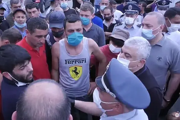 Сотрудники рынка в армянском селе согласились не работать один день