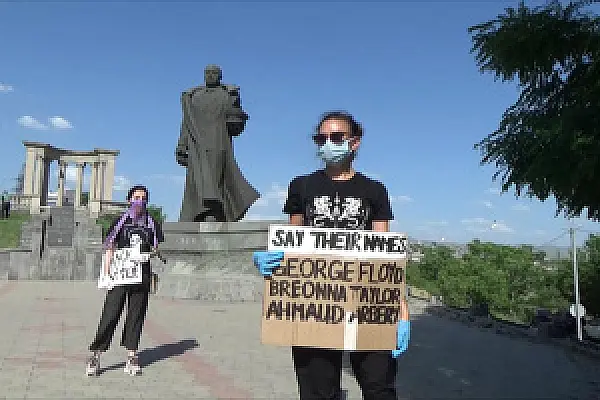 «Все полицейские подлецы!» - акция перед посольством США в Ереване