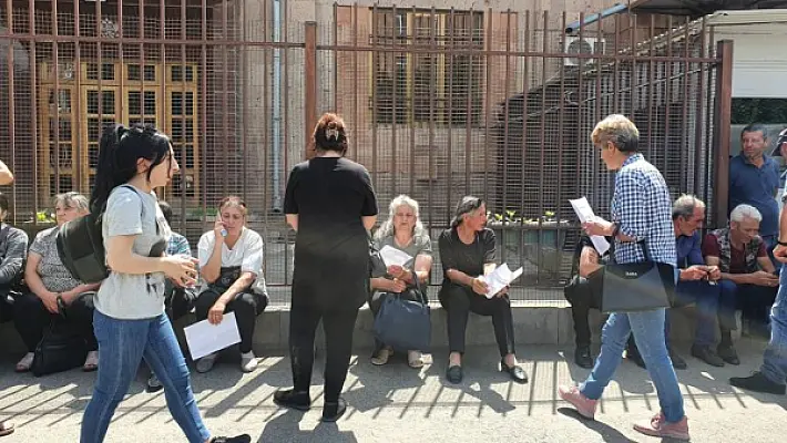 Родные пленных собрались у российского консульства в Гюмри