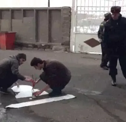 В Ереване разорвали фото «положительного полицейского»